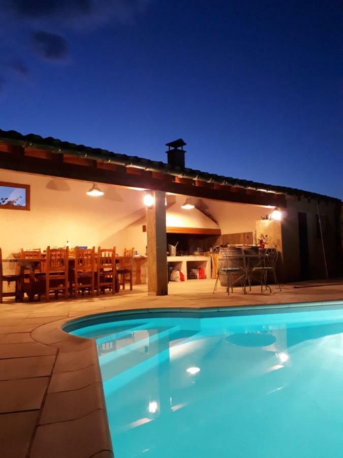 Gite Le Chalet Des Milles Et Un Chemins Castelnou Exteriér fotografie